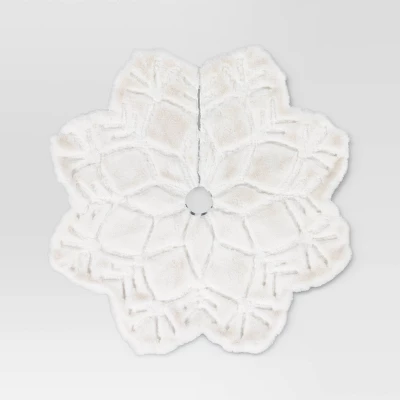 48" Christmas Dia Faux Fur Snowflake Shaped Tree Skirt - Wondershop™ 4 48" Christmas Dia Faux Fur Snowflake Shaped Tree Skirt - Wondershop™ - Image 2